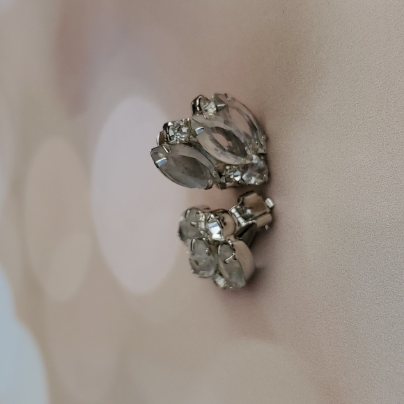 Vintage Silvertone clear rhinestones prong set clip ons unsigned - Picture 5 of 6